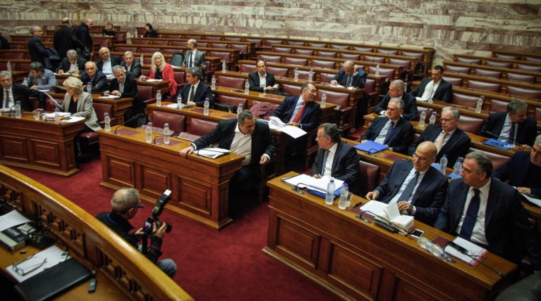 Άγριες μάχες στην Επιτροπή, "δελτίο θυέλλης" για την Ολομέλεια