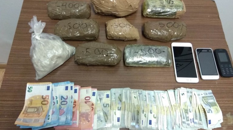 Σύλληψη 44χρονης για μεταφορά μεγάλης ποσότητας ναρκωτικών