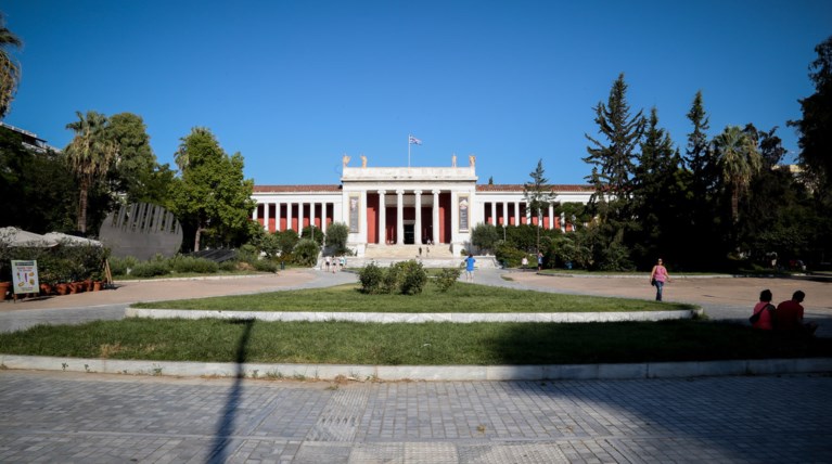 Το ΕΑΜ βγάζει από τις αποθήκες: Το ύφασμα του άρχοντα από το Λευκαντί