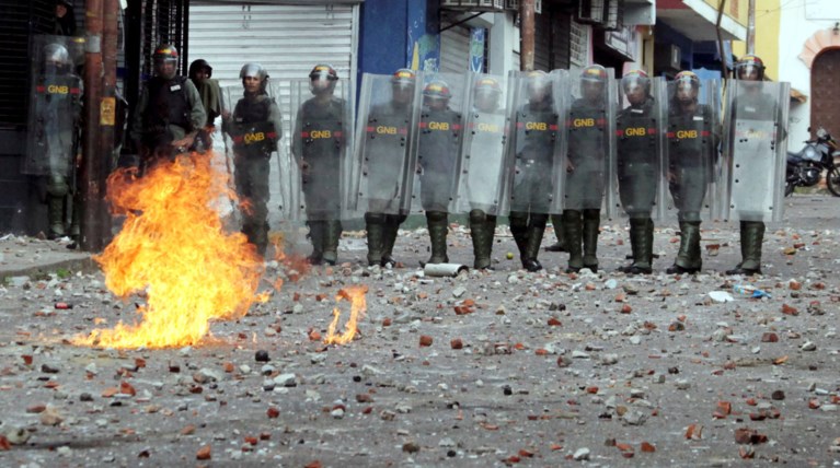 Χάος στη Βενεζουέλα, οι ΗΠΑ αναγνώρισαν νέο πρόεδρο- 16 νεκροί σε επεισόδια