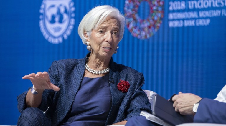 ΔΝΤ: Αιχμές για κατώτατο, καμπανάκι για μεταρρυθμιστική κόπωση
