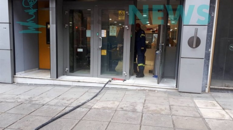 Θεσσαλονίκη: Παραδόθηκε ο άνδρας που απειλούσε να βάλει φωτιά σε τράπεζα