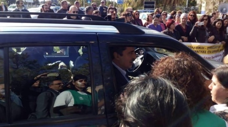 "Θερμή" υποδοχή Πολάκη από εργαζομένους στο ΠΑΓΝΗ (φωτό)