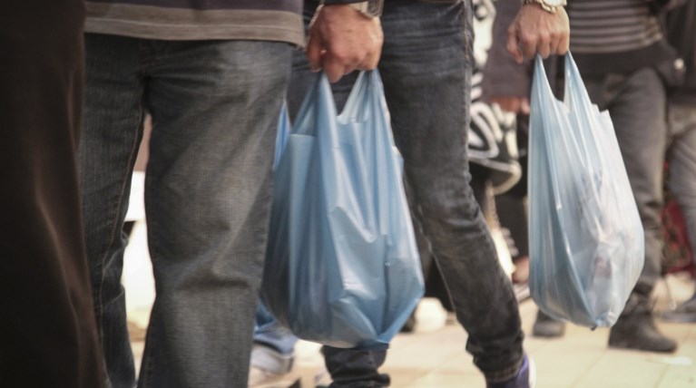Μειώθηκε κατά 80% το 2018 η χρήση πλαστικής σακούλας στα σούπερ μάρκετ