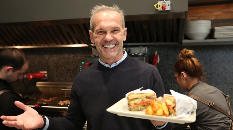 Λουκέτο στο σαντουϊτσάδικο του Πέτρου Κωστόπουλου; Εικόνες εγκατάλειψης