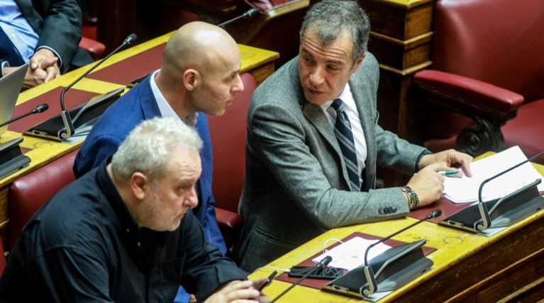 "Στα μαχαίρια" Ποτάμι-ΝΔ για τις αποχωρήσεις Αμυρά και Ψαριανού