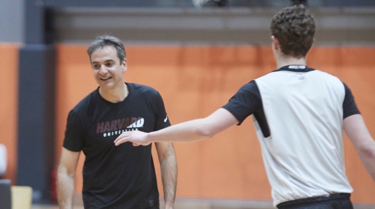 Ο Κυρ. Μητσοτάκης έπαιξε μπάσκετ με τους νέους του Προμηθέα