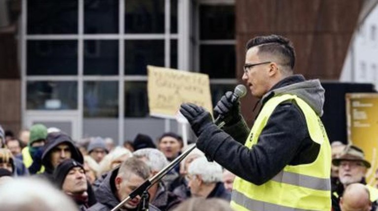 Ο 26χρονος Έλληνας - ηγέτης των Κίτρινων Γιλέκων στη Γερμανία