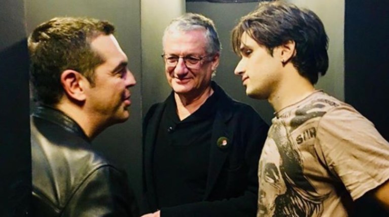 Ο Τσίπρας με μαύρο δερμάτινο μπουφάν στο θέατρο «Καρέζη»