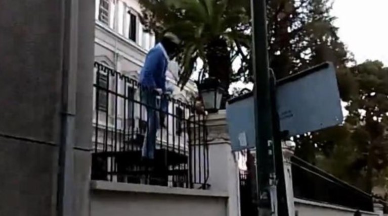 Η στιγμή της εισβολής του Ρουβίκωνα στην ιταλική πρεσβεία (βίντεο)