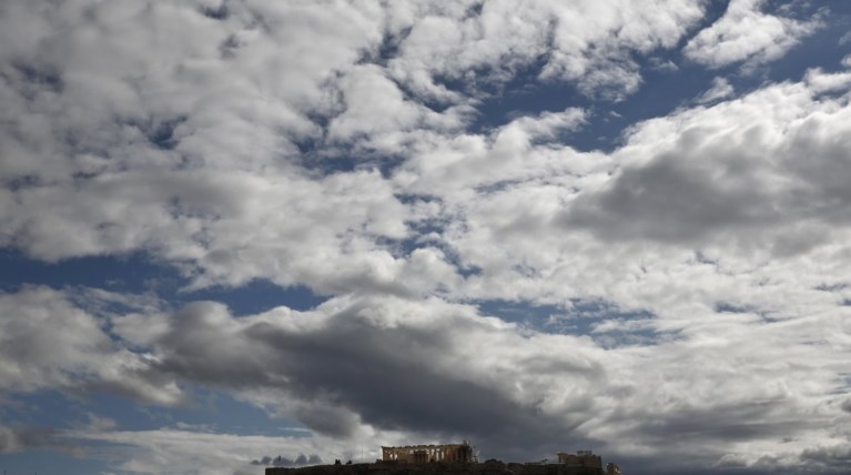 Νεφώσεις με τοπικές βροχές και αφρικανική σκόνη