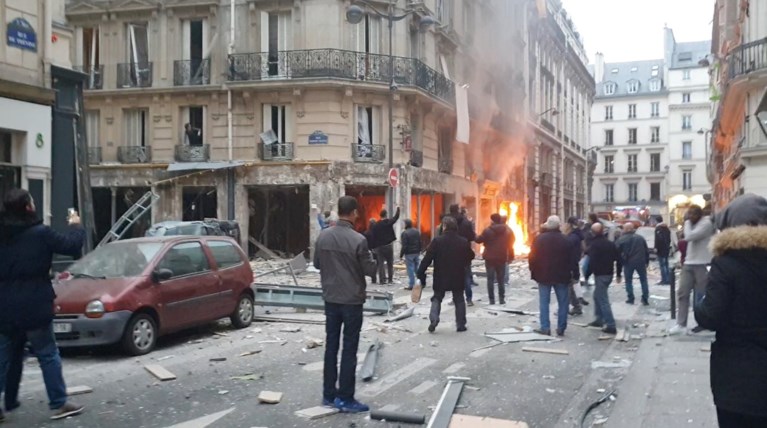 Τουλάχιστον οκτώ νεκροί από φωτιά σε πολυκατοικία στο Παρίσι