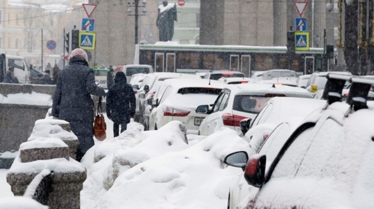 Χιονοπτώσεις ρεκόρ προκαλούν χάος στην Αγία Πετρούπολη