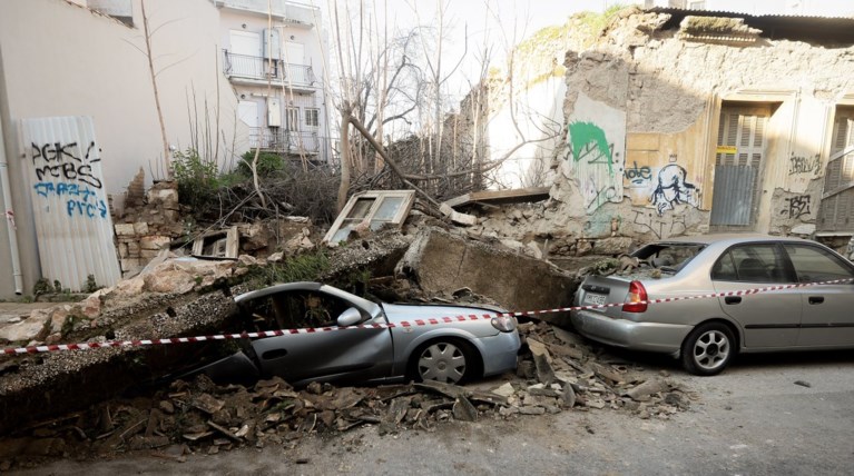 Κατέρρευσε εγκαταλελειμμένο σπίτι στο Γκάζι - Καταπλάκωσε δύο ΙΧ (φωτο)
