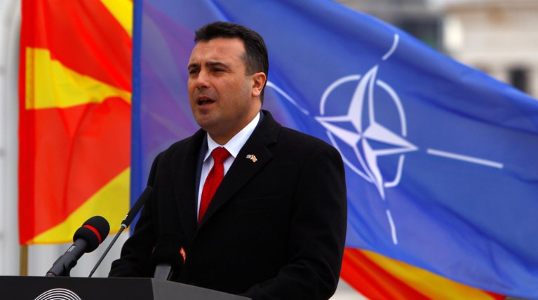 Ο Ζάεφ δίπλα στη σημαία του ΝΑΤΟ είπε τη χώρα Βόρεια Μακεδονία