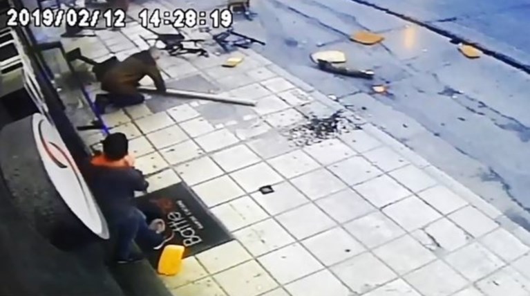 Η στιγμή που αυτοκίνητο παρασύρει πεζούς στη Θεσσαλονίκη-Video