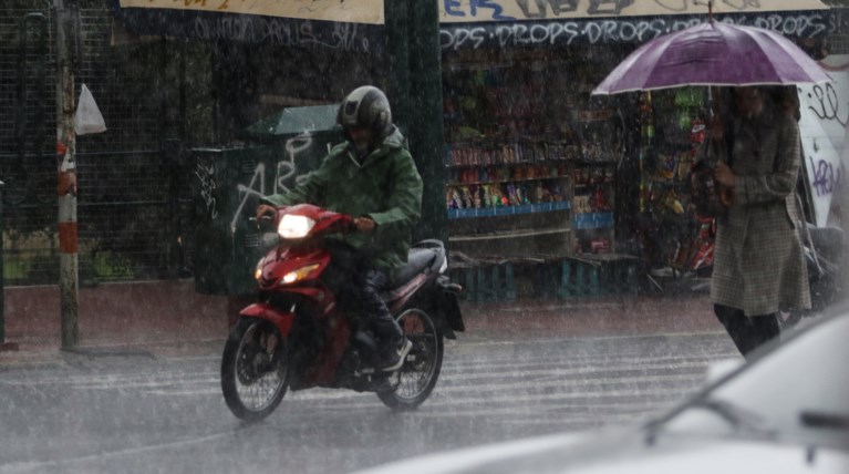 Στην Αθήνα η «Χιόνη»: Πτώσεις στην τάση του ρεύματος και εγκλωβισμοί