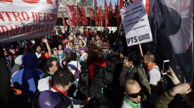 Δεκάδες χιλιάδες στους δρόμους του Μπουένος Άιρες κατά της λιτότητας