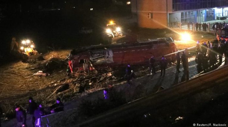 Στους 14 οι νεκροί από ανατροπή λεωφορείου έξω από τα Σκόπια (φωτό)