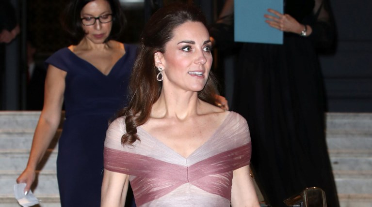 Έκτυφλωτική η Κέιτ Μίντλετον: Η ρομαντική εμφάνιση με ροζ Gucci φόρεμα