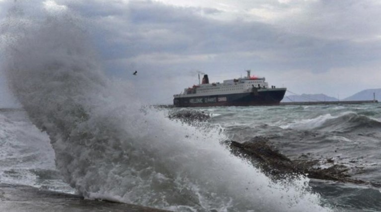 Δεμένα τα πλοία σε Πειραιά, Ραφήνα και Λαύριο