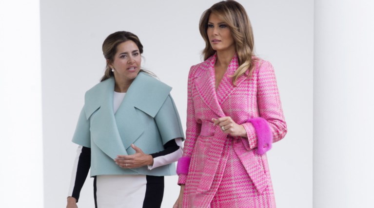 Απίστευτα σχόλια για το look της Μελάνια: "Μπουρνούζι φοράει;"