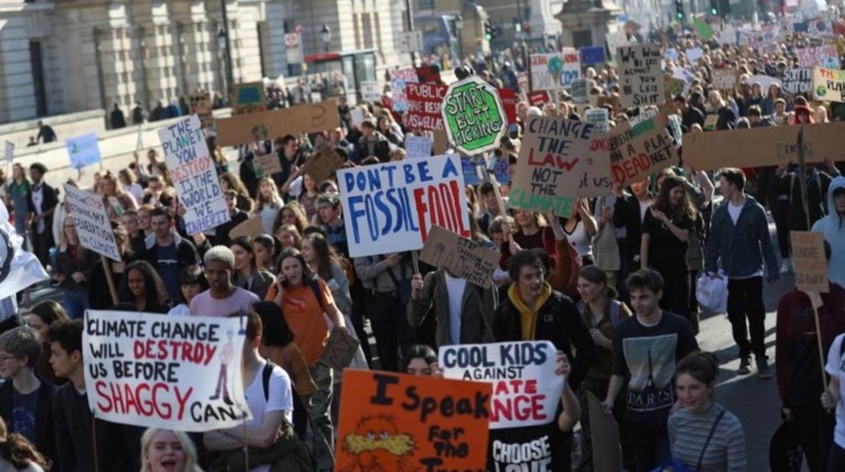 Βρετανία: Χιλιάδες μαθητές διαδήλωσαν για το κλίμα