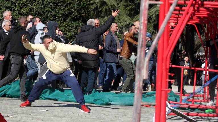 Σοβαρά επεισόδια έξω από το πρωθυπουργικό γραφείο στα Τίρανα