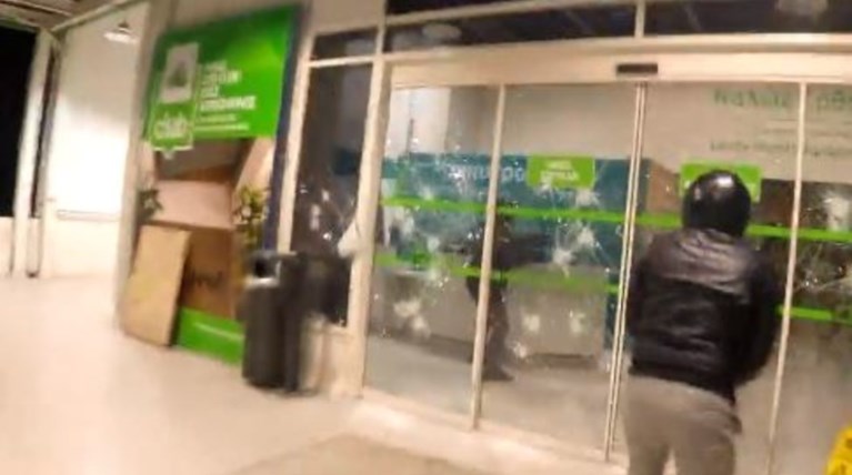 Καταδρομική επίθεση του Ρουβίκωνα σε πολυκατάστημα στην Κηφισίας