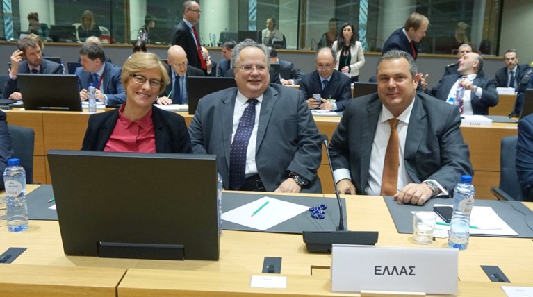 Σίριαλ χωρίς τέλος η κόντρα Κοτζιά - Καμμένου: Μηνύσεις, αντεγκλήσεις & sms