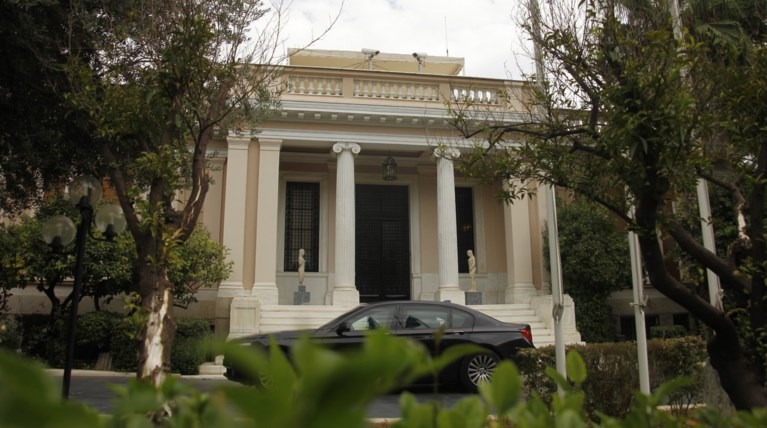 Μαξίμου: Η ΝΔ ομολογεί ότι χρειάζεται το μανδύα των μνημονίων