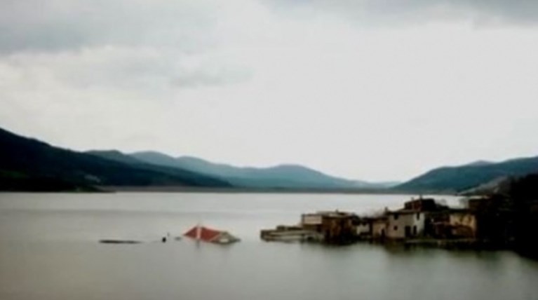 Λίγο πριν βυθιστεί χωριό στην Κρήτη μέσα στα νερά φράγματος (βίντεο)