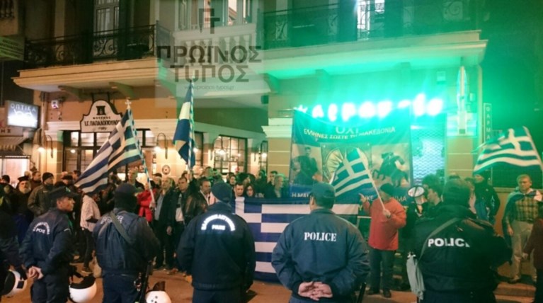 Δράμα: Ένταση έξω από το επιμελητήριο κατά την ομιλία Τσακαλώτου