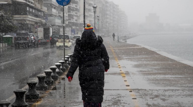 Χιόνια στη Β. Ελλάδα - Εγκλωβίστηκαν οικογένειες στην Πάρνηθα