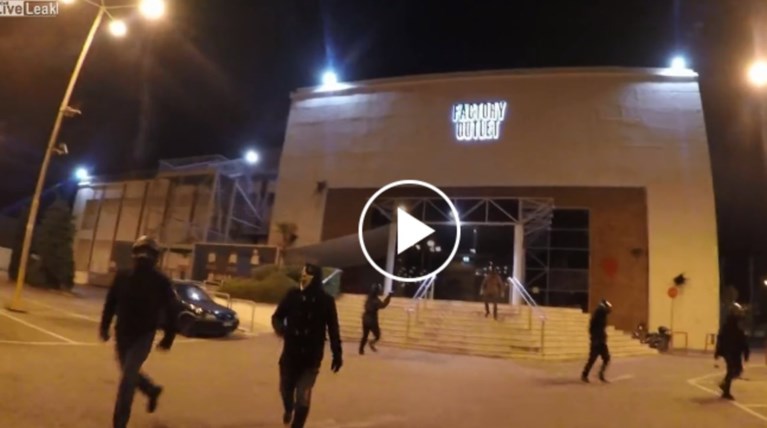 Επίθεση Ρουβίκωνα στο Factory Outlet με μάσκα από την ταινία ...Scream