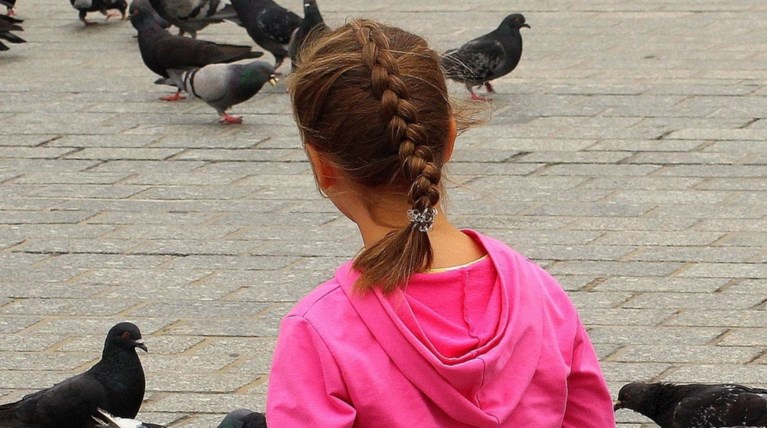Ηλικιωμένος ασελγούσε σε δύο κοριτσάκια με δέλεαρ σοκολάτες