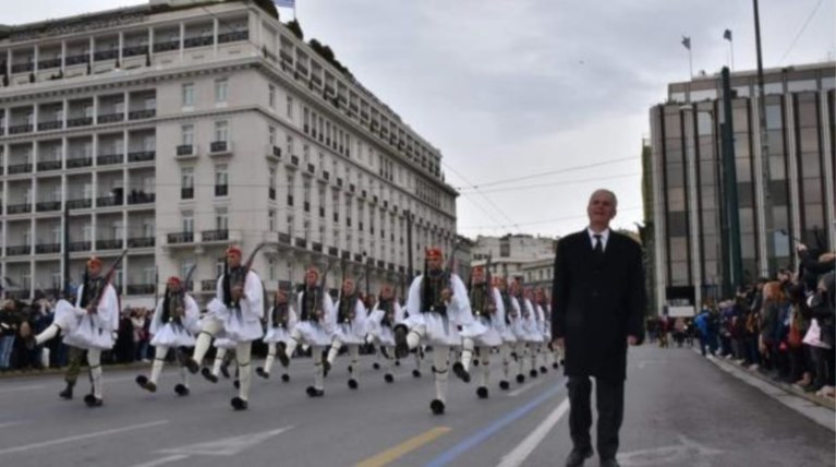 Συγκλόνισε ο πατέρας του Εύζωνα - Παρέλασε αντί του γιου του