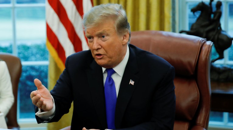 Ο Τραμπ  παγώνει τους επιπλέον δασμούς στα κινεζικά προϊόντα