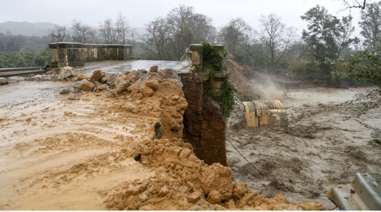 Κρήτη: Κόπηκαν στα δύο τα Χανιά-Κατέρρευσαν τρεις γέφυρες