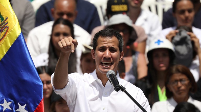 Πενς προς Γκουαϊδό: "Ο Τραμπ είναι 100% μαζί σας"