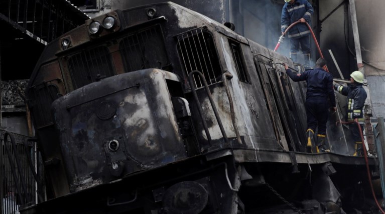 Τουλάχιστον 25 νεκροί από πυρκαγιά στον σιδηροδρομικό σταθμό του Καΐρου