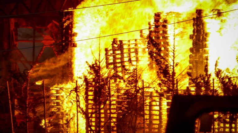 Στάχτη το εργοστάσιο ξυλείας στην Λάρισα [Εικόνες]