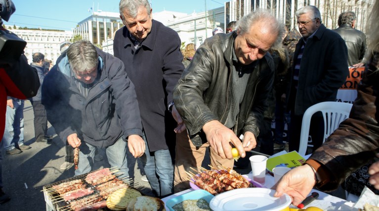 Διαμαρτυρία ΠΟΕΔΗΝ στο Σύνταγμα με ψησταριά και σουβλάκια