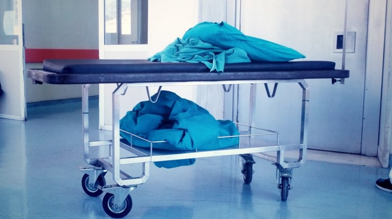 Μυστήριο με πτώμα 40χρονου στον υπαίθριο χώρο του νοσοκομείου Κατερίνης