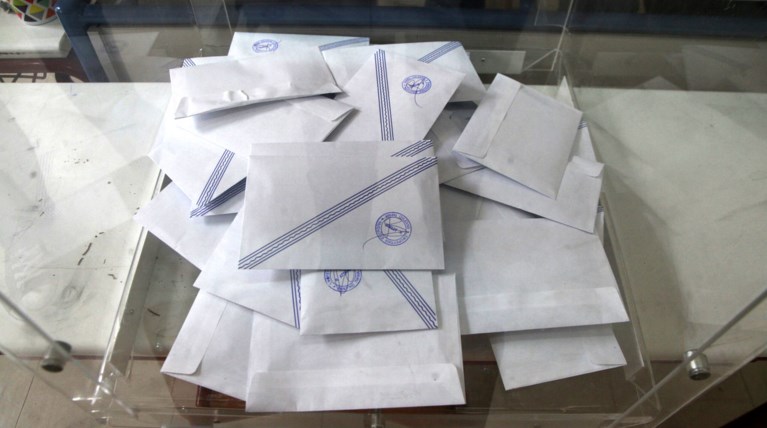 Επιστροφή του δικομματισμού και τοξικό κλίμα δείχνουν τα γκάλοπ