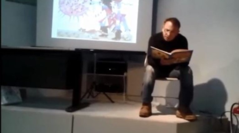 O Μπεχράκης διαβάζει αντιπολεμικό Τριβιζά σε πιτσιρικάδες. Βίντεο του TOC