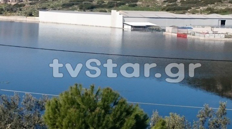 Σε έκτακτη ανάγκη η Χαλκίδα:Οι κάτοικοι εγκαταλείπουν τα σπίτια τους - Φωτό