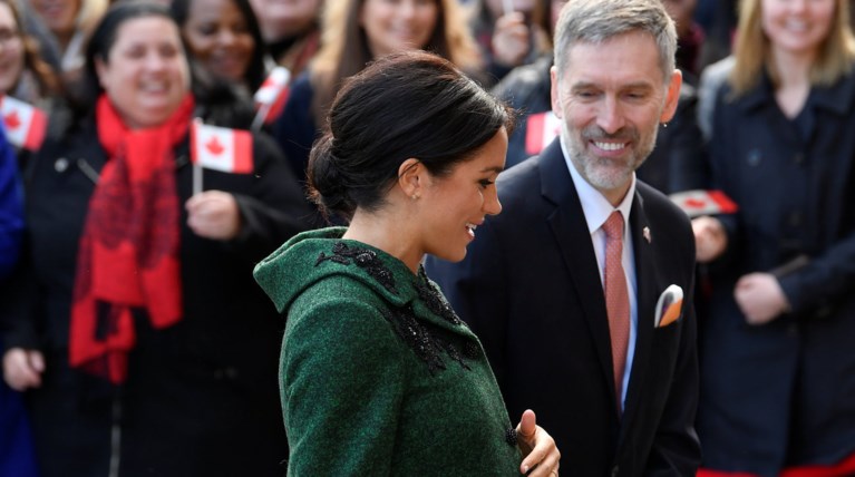 Η εντυπωσιακή εμφάνιση της Μέγκαν στον 8ο μήνα εγκυμοσύνης με πράσινο παλτό