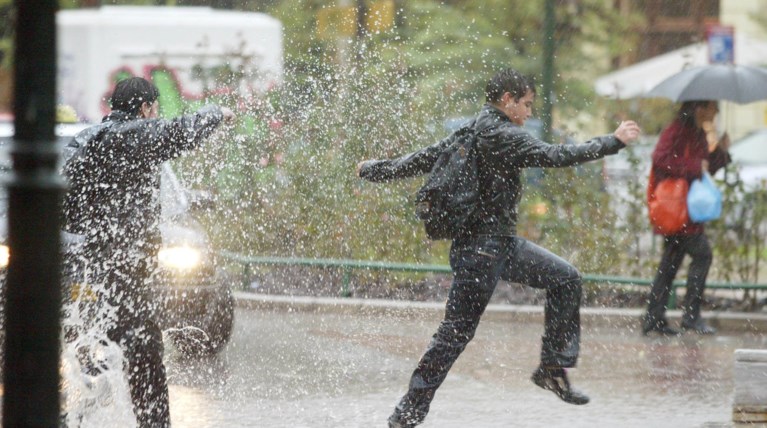 Θυελλώδεις άνεμοι, βροχές και καταιγίδες από το πρωί της Τρίτης