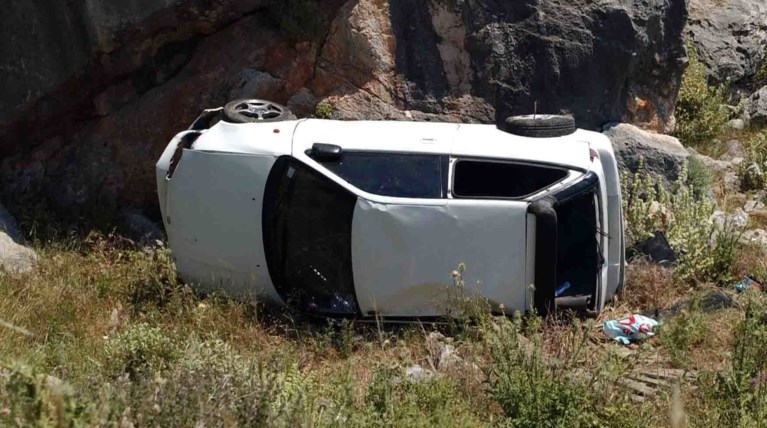 Kρήτη: Εγκλωβισμένη γυναίκα με τα 2 παιδιά της - Βουτιά του ΙΧ σε γκρεμό